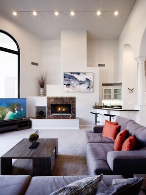 Smart TV, fireplace, offices - Luxury Mountain Estate-Guest Casita-Pool-Hot tub! (Scottsdale)