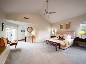 6 Schlafzimmer, Schreibtisch, Bügeleisen/Bügelbrett, Reisekinderbett