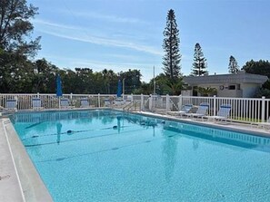 A heated pool - Retreat Between the Beach & Bay (Longboat Key)