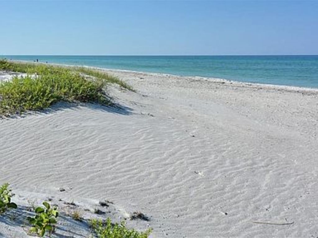 Vlak bij het strand, ligstoelen, strandlakens