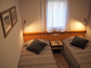 3 slaapkamers, een strijkplank/strijkijzer, internet