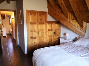 5 bedrooms, iron/ironing board, internet