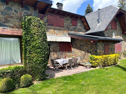 Chalet 5 rooms 11 Pax, Garden, BBQ, Cadí Views & 4 Baths