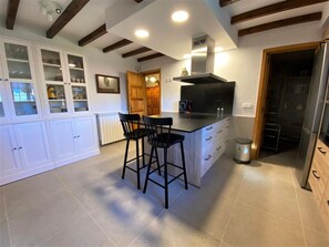 Fridge, microwave, oven, dishwasher - Chalet 5 rooms 11 Pax, Garden, BBQ, Cadí Views & 4 Baths (Llívia)
