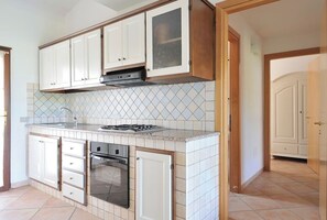Frigorifero, forno, piano cottura, macchina per tè/caffè
