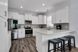 Geladeira, micro-ondas, fogão, cooktop