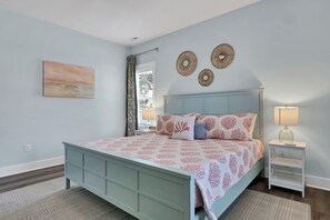 4 bedrooms, desk, iron/ironing board, Internet