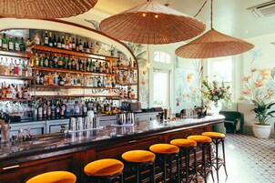 2 bars/lounges, lobby lounge, cocktail bar