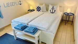 3 bedrooms, travel cot, free WiFi, wheelchair access - Vacation home "MinaSee" directly on Lake Plau (Plau am See)