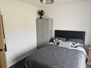 Casa | 3 dormitorios, tabla de planchar con plancha, wifi gratis y ropa de cama