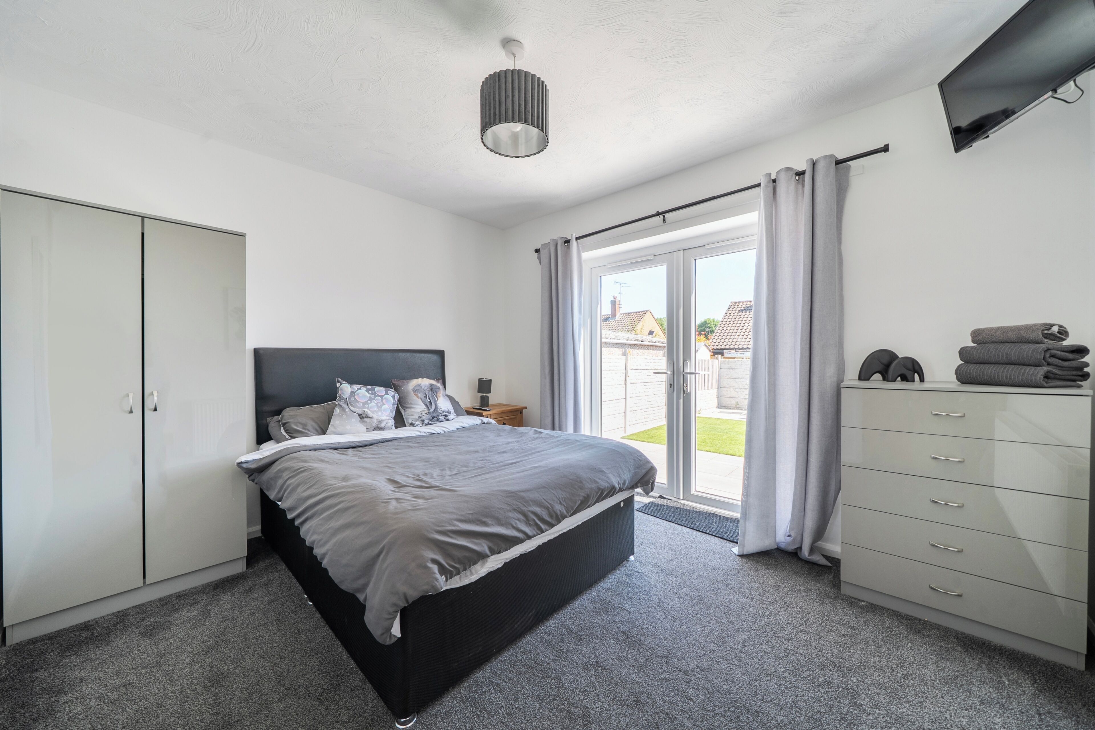 3 bedrooms, iron/ironing board, free WiFi, bed sheets