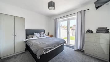 3 bedrooms, iron/ironing board, free WiFi, bed sheets