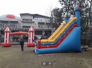 Área de juegos infantiles al aire libre