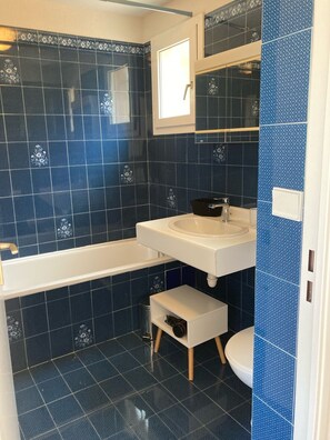 Baignoire, sĂšche-cheveux, serviettes fournies, savon