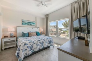 2 makuuhuonetta, työpöytä, silitysrauta/-lauta, vauvan matkasänky