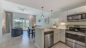 Jääkaappi, mikroaaltouuni, uuni, liesi