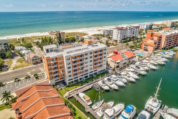 Marina - New Building: Gulf Views, Pool, Johns Pass! (Madeira Beach)