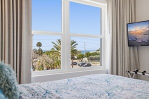 2 makuuhuonetta, työpöytä, silitysrauta/-lauta, vauvan matkasänky