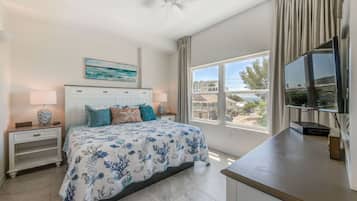 2 habitaciones, escritorio y tabla de planchar con plancha