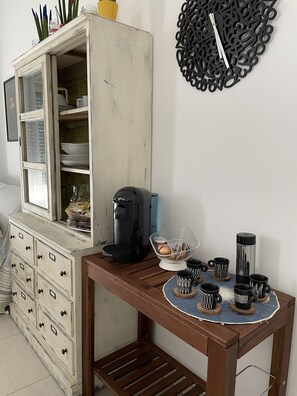 Fridge, oven, stovetop, coffee/tea maker - Suite and rooftop with private garage (Bari)