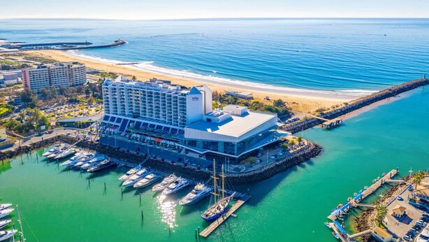 Un hôtel situé sur la côte, doté d’un port de plaisance, d’un accès direct à la plage et offrant une vue sur l’océan.