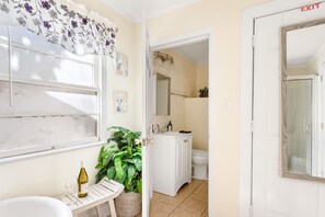 Sèche-cheveux, savon, shampoing, papier toilette