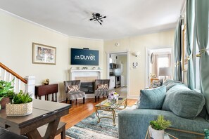 Télévision, cheminée, espaces bureaux