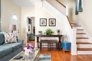 Televisión, chimenea y oficina 