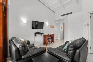 Klassieke villa | Woonruimte | Flatscreentelevisie en een tafeltennistafel
