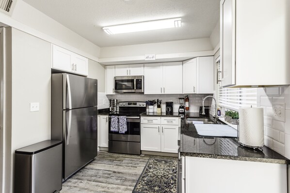 Refrigerador, microondas, horno y parrilla de estufa