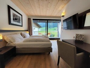 Luxury Studio Suite | Egyptian cotton sheets, premium bedding, down comforters - Active Hotel La Torre (Comelico Superiore)