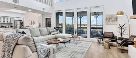 Televisión, chimenea, libros y estéreo