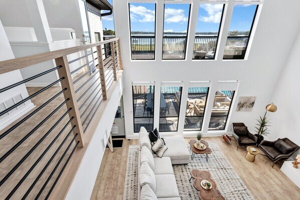 Fernseher, Kamin, Bücher, Stereoanlage