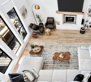 Fernseher, Kamin, Bücher, Stereoanlage