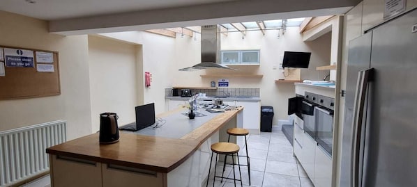 Full-sized fridge, microwave, oven, electric kettle