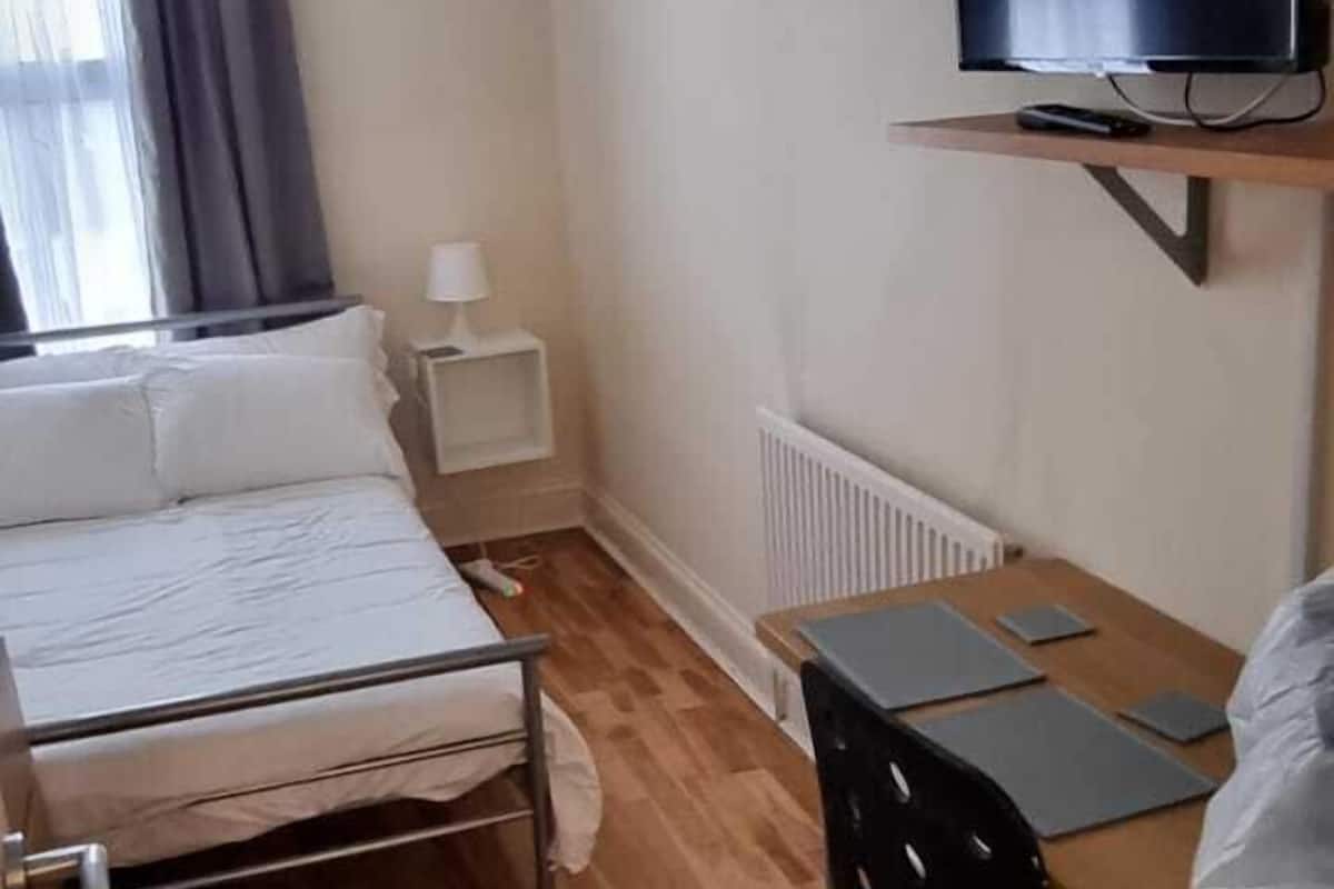 Townhome Comfort (Room 6) | 1 sovrum, sÀngtillbehör av högsta kvalitet och mörklÀggningsgardiner