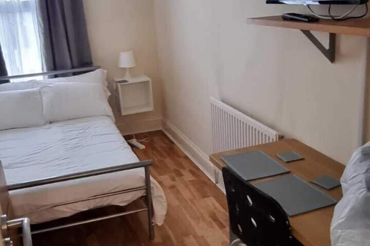 Comfort-Stadtwohnung (Room 6) | 1 Schlafzimmer, hochwertige Bettwaren, Verdunkelungsvorhänge