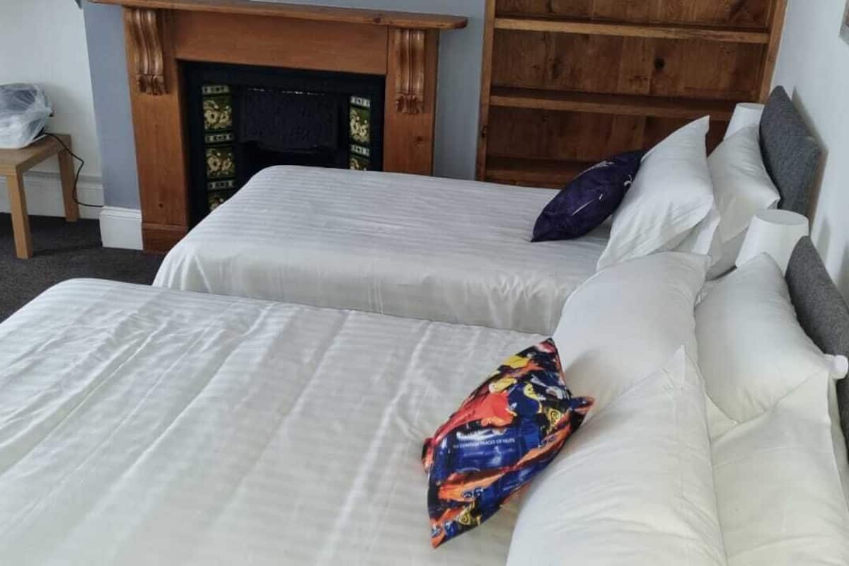 1 Schlafzimmer, hochwertige Bettwaren, Verdunkelungsvorhänge