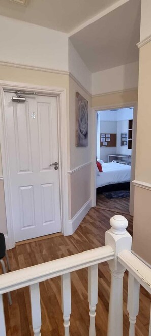 ファミリー ダブルルーム (Room 5) | 高級寝具、遮光カーテン、アイロン / アイロン台、WiFi (無料)