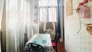Departamento, 1 cama Queen size y sofá cama | Cocina privada | Refrigerador, microondas, horno y parrilla de estufa 