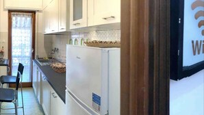 Departamento, 1 cama Queen size y sofá cama | Cocina privada | Refrigerador, microondas, horno y parrilla de estufa 