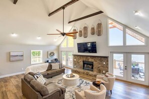 TV connectée, cheminée, espaces bureaux