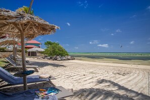 En privat strand, hvidt sand, kajakroning
