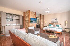Villa, 4 slaapkamers, privézwembad, aan zee | Luxe beddengoed, pillowtop-bedden, een kluis op de kamer, een bureau