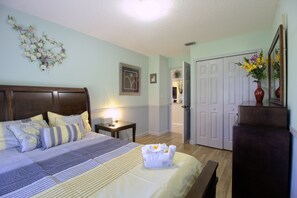 5 bedrooms, desk, iron/ironing board, free WiFi - Heated pool, lakeview, double king size, 4 bedrooms, 6 beds, 2 bath, sleep 12 (Melbourne)