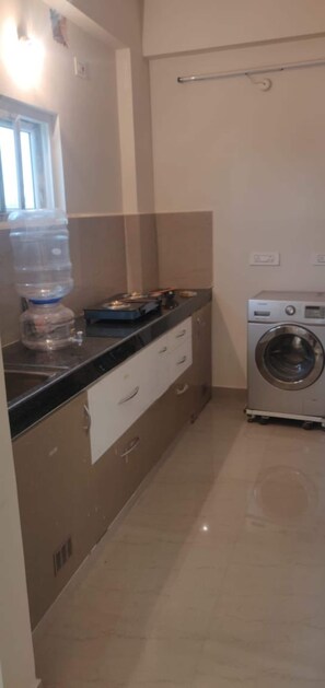 Réfrigérateur, tables à manger