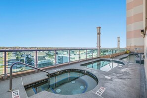 Inomhuspool och utomhuspool