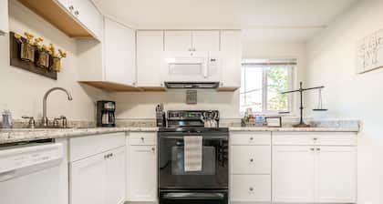 ❤Pleasant Retreat! Dog friendly & near Peterson AFB ❤