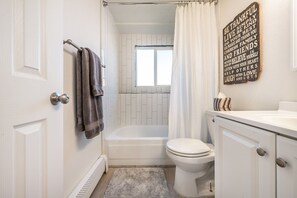 Ensemble douche/baignoire, sèche-cheveux, serviettes fournies, savon