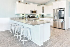 Kjøleskap, mikrobølgeovn, ovn og kokeplater